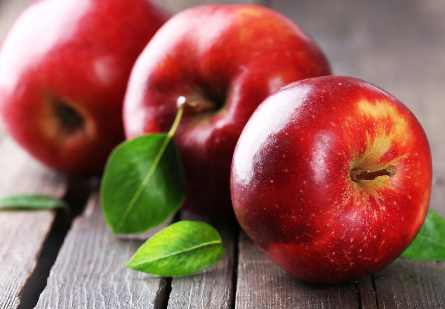 manzana-roja-mesa